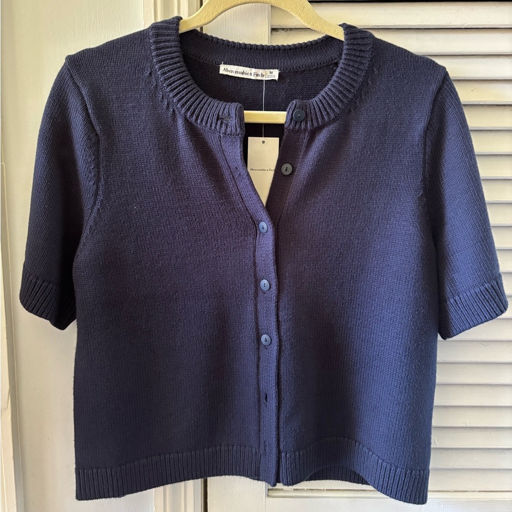 Abercrombie short sleeve cardigan Crewneck sweater. NWT. Navy Blue. Size M.